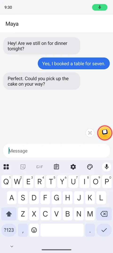 A chat in a messaging app, with the ThumbFree bubble listening next to the keyboard