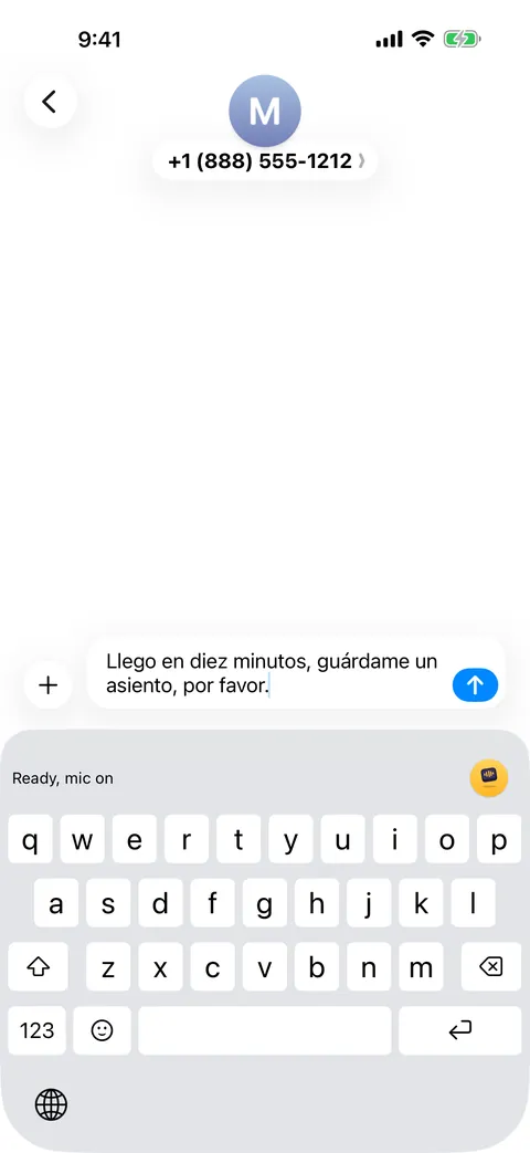 A message dictated in Spanish: Llego en diez minutos, guárdame un asiento, por favor.